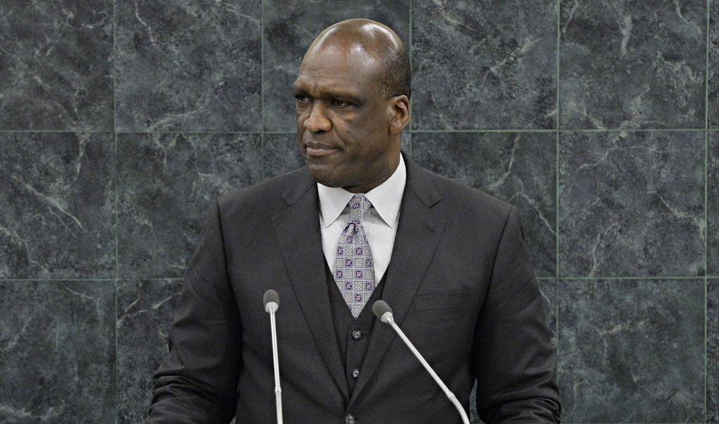 Autoridades norte-americanas prenderam o ex-presidente da Assembleia-Geral da Organização das Nações Unidas (ONU) John Ashe, embaixador de Antígua e Barbuda na ONU, sob a acusação de participar de um esquema de corrupção envolvendo um bilionário do setor imobiliário de Macau e quatro outros réus; Ashe é acusado de ter recebido mais de US$ 500 mil para liberar a construção de um centro de conferências com patrocínio da ONU em Macau, dentre outras irregularidades
