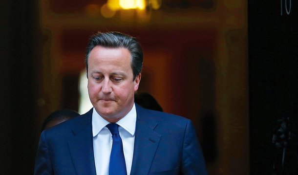 Primeiro-ministro do Reino Unido, David Cameron, admitiu que possuiu ações de cerca de R$ 158,2 mil em um fundo de investimento offshore criado por seu pai, Ian Cameron; ele reconheceu que foi titular, junto com sua esposa, Samantha, de 5.000 títulos da Blairmore Investment Trust, uma empresa registrada nas Bahamas, entre 1997 e janeiro de 2010, quatro meses antes de tomar posse como primeiro-ministro; disse que não tem "nada a esconder"