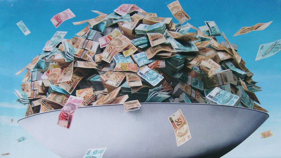 Segundo dados da Procuradoria-Geral da Fazenda Nacional (PGFN), a dívida ativa da União aumentou 14% em cerca de dez meses; o estoque dos débitos de pessoas físicas e jurídicas com a União passou de R$ 1,58 trilhão, no fim do ano passado, para R$ 1,8 trilhão no início deste mês; entre esses registros, cerca de 300 mil são de integrantes do Simples Nacional; já 63,7% do estoque está concentrado em 12.859 pessoas físicas e jurídicas que devem cerca de R$ 900 bilhões em sonegação fiscal, evasão de divisas e blindagem patrimonial