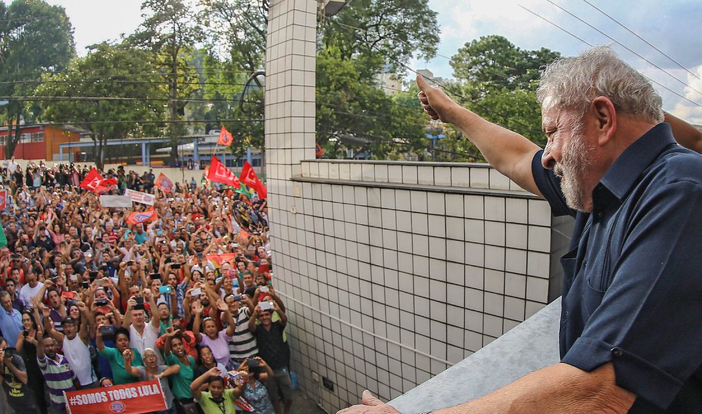 Em reportagem de uma página nesta terça-feira, 8, o jornal francês Le Figaro analisou a investida da Lava Jato contra o ex-presidente Luiz Inácio Lula da Silva; jornal lembra que a denúncia de que Lula teria recebido R$ 30 milhões de empresas brasileiras por palestras não é uma prática nova; "Ela já era adotada por Fernando Henrique Cardoso e não despertou nenhuma inquietação antes"; Texto finaliza dizendo que, inocente ou culpado, Lula é "alvo da fúria de uma parte da elite que espera que a sua queda o desqualifique definitivamente para as eleições de 2018"