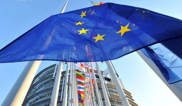 Os 28 Estados-membros da União Europeia (UE) concederam em 2014 mais de 2,3 milhões de autorizações de residências, segundo o gabinete oficial de estatísticas da UE, o Eurtostat; ucranianos, com 302.772 vistos recebidos, foram os principais beneficiários, sendo seguidos pelos norte-americanos (199.244); ucranianos são os quem mais pedem vistos de trabalho (68,2%), seguindo dos indianos (40,5%) e os vistos de estudante são mais requisitados por chineses (59,4%) e brasileiros (46,4%)