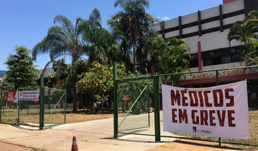O Sindicato dos Médicos do Distrito Federal (SindMédicos) decidiu suspender a greve que já estava próxima de completar 30 dias; a entidade, no entanto, rejeitou a proposta do governo do Distrito Federal de só pagar a última parcela do reajuste concedida ainda na gestão Agnelo Queiroz a partir de outubro de 2016 (que deveria começar a ser paga inicialmente em setembro); os médicos prometem continuar lutando na justiça pelo que consideram um direito da categoria