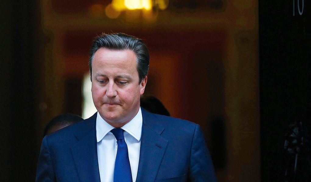 Primeiro-ministro do Reino Unido, David Cameron, admitiu que possuiu ações de cerca de R$ 158,2 mil em um fundo de investimento offshore criado por seu pai, Ian Cameron; ele reconheceu que foi titular, junto com sua esposa, Samantha, de 5.000 títulos da Blairmore Investment Trust, uma empresa registrada nas Bahamas, entre 1997 e janeiro de 2010, quatro meses antes de tomar posse como primeiro-ministro; disse que não tem "nada a esconder"