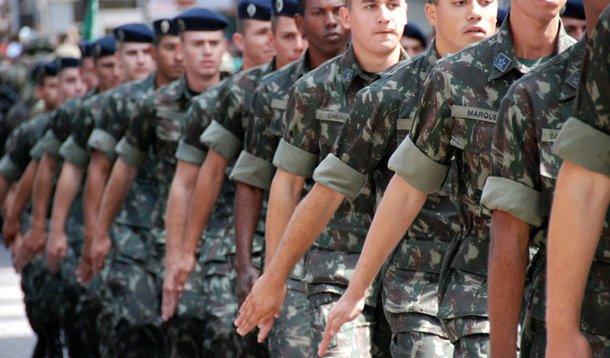 Embora representem apenas um terço dos servidores, os militares são responsáveis por quase metade do déficit da previdência da União; em 2015, o déficit dos militares era de R$ 32,5 bilhões, ou 44,8% do rombo de R$ 72,5 bilhões da previdência da União, enquanto o déficit dos civis era de R$ 40 bilhões; número de militares — na ativa, na reserva e já reformados —, porém, é de 662 mil ou apenas 30% do total de 1,536 milhão de servidores; pelas projeções, o déficit dos militares aumentará lentamente ao longo das próximas décadas, até 2090