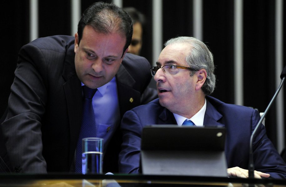 O presidente da Câmara dos Deputados, Eduardo Cunha, comunica ao Plenário a decisão de aceitar o início do processo de impeachment da presidente da República, Dilma Rousseff; a leitura em Plenário da decisão de 22 páginas é requisito para o início do processo de impeachment