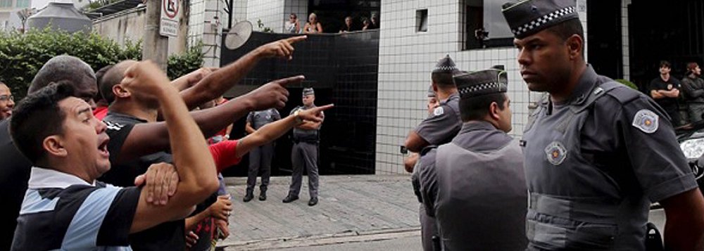 Jornalista Fernando Brito, do Tijolaço, criticou duramente as ações da Polícia Federal, que resultaram no confronto entre manifestantes pró e contra Lula nesta sexta-feira 4; segundo ele, caso existam "consequências trágicas", o responsável será "Sérgio Fernando Moro, o juiz que não pratica a prudência"; para Btito, "Moro não conduz um inquérito, conduz um espetáculo. E quando o circo pega fogo, gente se machuca. A responsabilidade é de Sérgio Moro"