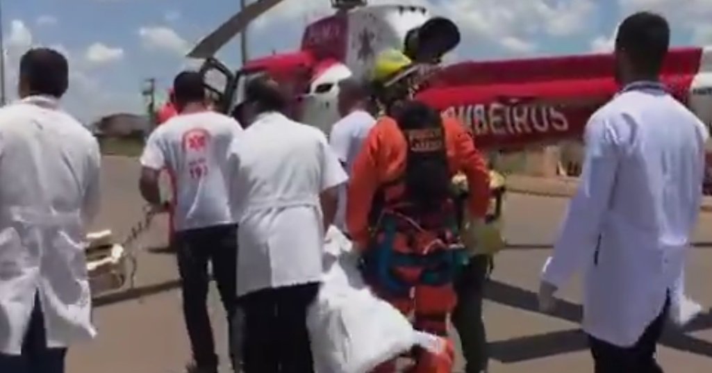 Um menino de 6 anos de idade foi baleado no tórax por um Policial Civil do Distrito Federal na manhã desta sexta-feira (6) durante uma briga de trânsito; a situação ocorreu na altura do km 15 da BR-070, em Águas Lindas de Goiás; testemunhas relataram que o policial se desentendeu com o motorista do outro carro e atirou contra ele; a criança estava presa à cadeirinha e foi levada de helicóptero ao Hospital de Base em estado grave