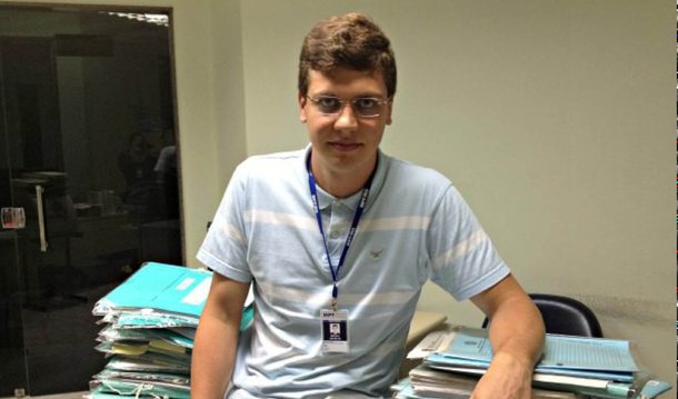 A maioria dos integrantes do Conselho Nacional do Ministério Público votou nesta terça (29) pela demissão do procurador Douglas Kirchner, acusado de agredir a mulher e mantê-la em cárcere privado, em Rondônia; o procurador-geral da República, Rodrigo Janot, que preside o conselho, adiantou sua posição, favorável ao desligamento do colega; Kirchner ganhou notoriedade por atuado na investigação que apura suspeitas de que o ex-presidente Luiz Inácio Lula da Silva tenha cometido tráfico de influência em favor da Odebrecht