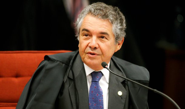 Um pedido de vista do ministro Marco Aurélio adiou nesta quinta (28) a conclusão do julgamento sobre a validade da Lei 12.853/2013, conhecida como Lei dos Direitos Autorais; apesar da suspensão, o placar da votação conta com a maioria dos ministros pela constitucionalidade da norma, que definiu novas condições de cobrança, arrecadação e distribuição de recursos pagos por direitos autorais de obras musicais e foi contestada pelo Escritório Central de Arrecadação de Direitos Autorais (Ecad) e pela União Brasileira de Compositores (UBC)