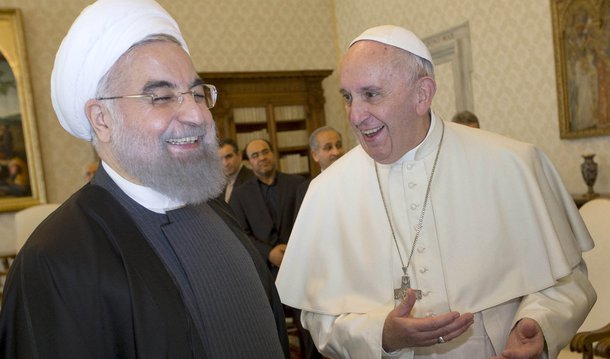 Papa Francisco recebeu no fim da manhã desta terça-feira, 26, o presidente do Irã, Hassan Rohani; audiência com o pontífice faz parte da primeira viagem do líder iraniano à Europa após a remoção das sanções internacionais sobre o programa nuclear de Teerã; ao final do encontro, Rohani pediu que o papa reze por ele; "Peço-vos que rezeis por mim"; de Roma, Rohani segue para Paris, onde é esperado pelo presidente francês, François Hollande