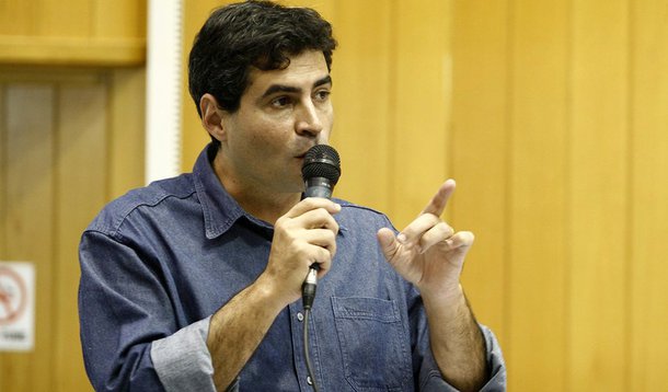 O deputado federal Marcelo Belinati, pré-candidato a prefeito de Londrina, estuda trocar o PP pelo PMDB; nos próximos dias, ele analisará o quadro com correligionários antes de bater o martelo; Belinati tem intensificado contatos com o também deputado federal João Arruda, secretário-geral do PMDB do Paraná e coordenador da bancada paranaense no Congresso Nacional