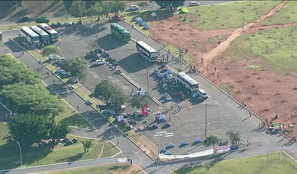 Manifestantes a favor e contra a renúncia  da presidente Dilma Rousseff começaram a montar acampamento próximo à Esplanada dos Ministérios, em Brasília, desde a noite de domingo, e prometem permanecer na capital até o desfecho do processo de afastamento da presidenta, na Câmara dos Deputados; a previsão é que a apreciação do afastamento de Dilma pelos deputados no plenário da Câmara comece na sexta-feira (15) e se prolongue por três dias, até o próximo domingo (17)