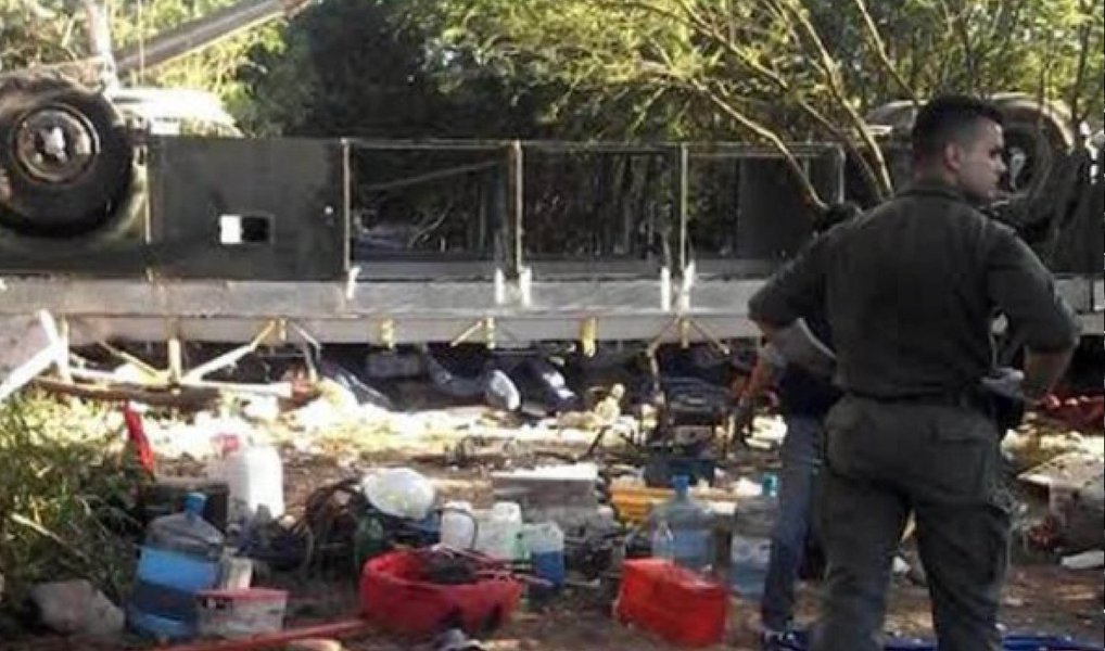 Um acidente com ônibus na madrugada desta segunda-feira (14) na região da cidade argentina de Rosario de la Frontera, na província de Salta, deixou 43 policiais mortos e oito feridos; o ônibus levava integrantes da Gendarmería Nacional Argentina