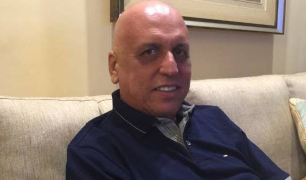 Em tratamento contra o câncer, governador licenciado do Rio foi internado mais uma vez, na noite de 28 de abril, com uma infecção na pele, na região do cateter implantado para receber a quimioterapia; segundo os médicos, ele está reagindo bem ao tratamento com antibióticos e seu estado de saúde é bom; no fim de março, Pezão foi diagnosticado com linfoma não hodgkin em tecido ósseo, um tipo de câncer raro e agressivo, porém curável