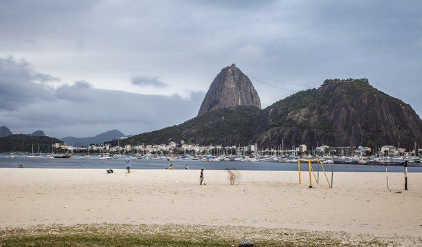 Depois de um final de semana prolongado com muito calor, uma frente fria chegou ao Rio de Janeiro; segundo o Instituto Nacional de Meteorologia (Inmet), a formação de uma frente fria no oceano próximo ao litoral é responsável pela atuação de áreas de instabilidade sobre a Região Sudeste; a previsão para esta terça é de temperaturas entre 21 graus Celsius (°C) e 29ºC; de acordo com o meteorologista do Inmet Thiago Sousa, para os próximos dias, o tempo ficará instável, com céu nublado a encoberto e temperaturas amenas pelo menos até sexta-feira (6)