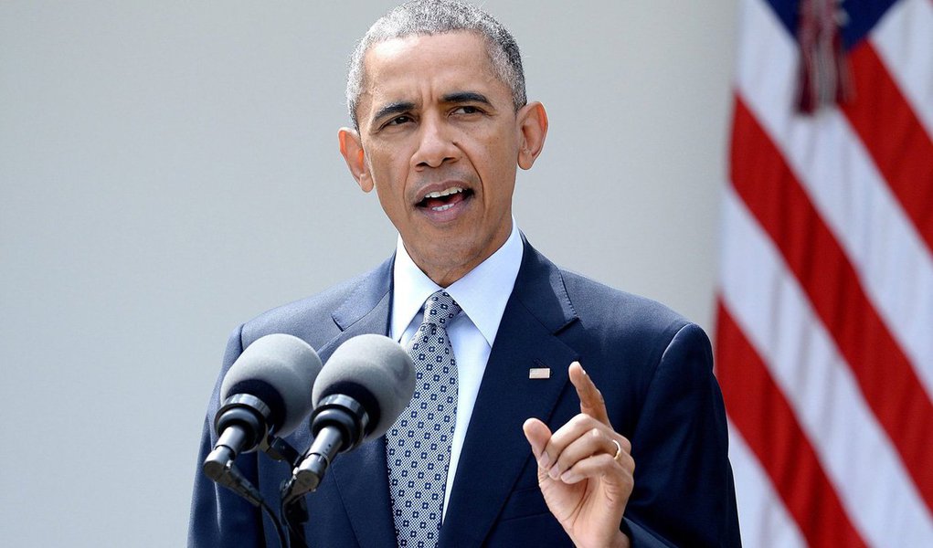 O presidente dos Estados Unidos, Barack Obama, perdoou três iranianos acusados de violação de sanções, enquanto as autoridades norte-americanas movem-se para retirar as acusações ou comutar as penas de prisão de cinco outros homens, de acordo com registros do tribunal e pessoas familiarizadas com o assunto; movimento surge num contexto em que o Irã libertou quatro norte-americanos e em que as grandes potências se preparam para implementar um acordo nuclear que pode suspender as sanções econômicas contra o Irã