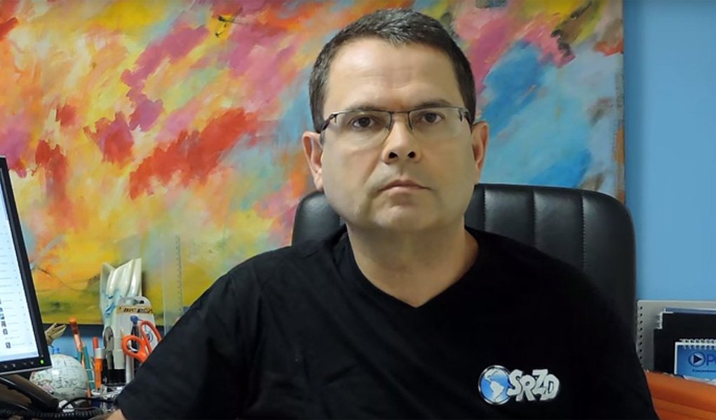 Demitido do GloboNews em novembro do ano passado, sem direito a comunicado de despedida, o jornalista Sidney Rezende disparou contra a Globo; em uma premiação dos melhores do Carnaval do Rio de Janeiro, ele fez duras críticas contra a emissora, onde trabalhou durante mais de 20 anos; disse que a TV Globo está "extrapolando os seus limites" e "impedindo que as expressões populares do nosso país funcionem de uma maneira mais clara"; "A Globo não é dona do Brasil, a Globo não é dona do Carnaval, a Globo não é dona do futebol", completou