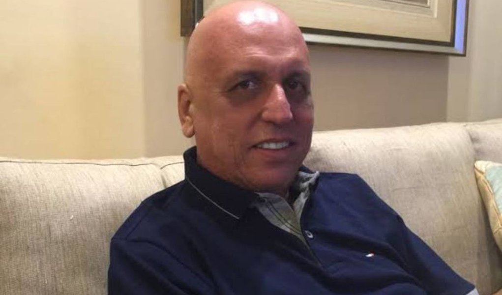 Em tratamento contra o câncer, governador licenciado do Rio foi internado mais uma vez, na noite de 28 de abril, com uma infecção na pele, na região do cateter implantado para receber a quimioterapia; segundo os médicos, ele está reagindo bem ao tratamento com antibióticos e seu estado de saúde é bom; no fim de março, Pezão foi diagnosticado com linfoma não hodgkin em tecido ósseo, um tipo de câncer raro e agressivo, porém curável