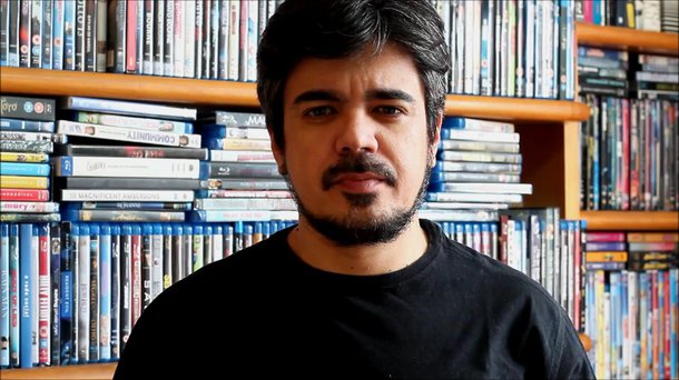 Escritor Pablo Villaça afirmou, por meio de sua conta no Twitter, que membros dos irmãos donos das Organizações Globo estariam telefonando para os deputados para pressioná-los a apoiar o golpe contra o mandato da presidente Dilma Rousseff na Câmara, na votação do impeachment neste domingo, 17; "Atenção: Há relatos confiáveis de que pessoas de sobrenome MARINHO estão ligando para deputados para pressionar pelo voto pró-impeachment", disse Villaça