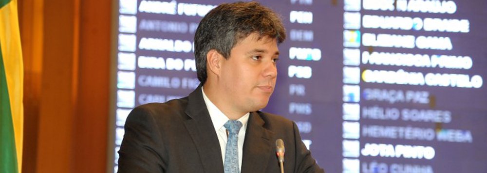 Crianças e jovens dos 217 municípios maranhenses receberão benefício estadual para a aquisição de materiais escolares, de acordo com o governo estadual; estudantes de 4 a 17 anos, beneficiários do Bolsa Família, receberão, em janeiro de 2016, crédito no valor de R$ 46,00 por pessoa para a compra de materiais escolares; serão beneficiados mais de 1,2 milhão de estudantes; secretário de Estado do Desenvolvimento Social, Neto Evangelista, destaca que o eixo econômico dos municípios terá um significante impacto positivo, pois os recursos serão "gastos nos comércios locais, inclusive dos pequenos municípios"