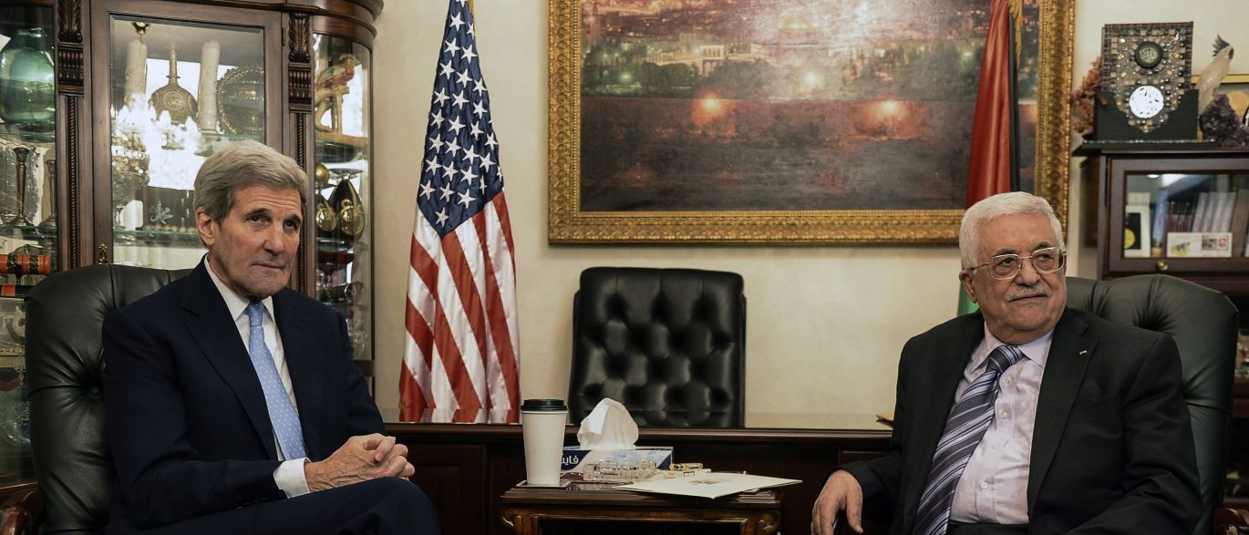 Secretário de Estado norte-americano, John Kerry, anunciou, em Amã, um acordo entre a Jordânia e Israel sobre novas regras na Esplanada das Mesquitas, numa tentativa de pôr fim à onda de violência entre israelenses e palestinos; segundo Kerry, o premiê israelense Benjamin Netanyahu aceitou a sugestão do rei Abdallah de assegurar câmaras de vigilância durante 24 horas em todos os locais da Esplanada das Mesquitas, além de "respeitar plenamente o papel particular" da Jordânia como guardiã dos lugares sagrados, de acordo com regras estabelecidas em 1967; Israel também era demonstrado intenção de compartilhar a praça