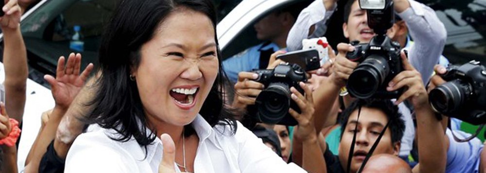 Os peruanos foram às urnas neste domingo votar numa eleição presidencial que deve se mostrar favorável à candidata Keiko Fujimori, embora os eleitores críticos, que não perdoam o governo autoritário de seu pai, devam conseguir levar a disputa para um segundo turno, em junho; pesquisa da Ipsos divulgada no sábado à noite mostrou Keiko com 35,8% das intenções de voto, enquanto o candidato favorito de Wall Street, Pedro Pablo Kuczynski, de 77 anos, ficou com 21%, empatado estatisticamente com a nacionalista de esquerda Veronika Mendoza, de 35 anos, que obteve 20,1%
