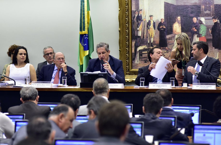 Conforme acordado na manhã desta quarta-feira 30, a comissão especial do impeachment realiza uma reunião nesta noite para ouvir os advogados Miguel Reale Jr. e Janaína Paschoal, autores do pedido que culminou no processo de impeachment da presidente Dilma