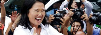 Os peruanos foram às urnas neste domingo votar numa eleição presidencial que deve se mostrar favorável à candidata Keiko Fujimori, embora os eleitores críticos, que não perdoam o governo autoritário de seu pai, devam conseguir levar a disputa para um segundo turno, em junho; pesquisa da Ipsos divulgada no sábado à noite mostrou Keiko com 35,8% das intenções de voto, enquanto o candidato favorito de Wall Street, Pedro Pablo Kuczynski, de 77 anos, ficou com 21%, empatado estatisticamente com a nacionalista de esquerda Veronika Mendoza, de 35 anos, que obteve 20,1%