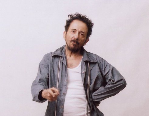 O cantor e compositor Tom Zé escreveu uma carta ao Supremo Tribunal Federal (STF) questionando se, "depois de derrubado o atual governo, outro grupo de políticos assumirá, naturalmente, o poder"; "Conforme está divulgado, boa parte desses possíveis mandatários são acusados de crimes cuja investigação está em andamento e certamente deverão sentir na pele a severidade e a imparcialidade desse digno 'Superior Tribunal Federal''', diz o texto; "Quando o novo governo tomar posse, ainda haverá um STF?", questiona