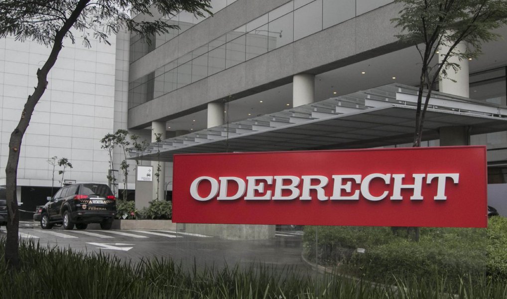 Bancos brasileiros acompanham com atenção os encaminhamentos da Odebrecht em relação às suas dívidas; dos cerca de R$ 100 bilhões que o grupo deve, ao redor de R$ 35 bilhões estão nas mãos de instituições brasileiras; BB, Caixa, Bradesco, Itaú e Santander fizeram empréstimos vultosos ao grupo; a empreiteira entende que precisa de um acerto “ambicioso” com os bancos, que garanta liquidez, enquanto fecha um acordo de leniência com o governo