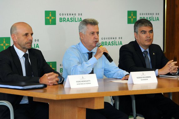 O governo do Distrito Federal (GDF) também anunciou que décimo terceiro dos servidores aniversariantes do mês passado será depositado na mesma data, enquanto o dos que fazem aniversário em dezembro e a segunda parcela da gratificação dos servidores sem vínculo serão quitados no próximo dia 18; o custo da folha a ser paga é de R$ 1,5 milhão; "É importante registrar que assumimos o governo com a dívida do décimo terceiro de 2014, de horas extras, de férias e de salários atrasados e conseguimos, com muito esforço, um equilíbrio", disse o governador Rodrigo Rollemberg, em coletiva de imprensa