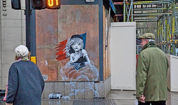 Um mural do artista britânico Banksy que denuncia o suposto uso de gás lacrimogêneo contra imigrantes no acampamento de imigrantes em Calais, na França, apareceu em uma zona próxima ao prédio da embaixada francesa em Londres; o mural imita o logo do musical "Les Miserábles", mas na versão de Banksy a personagem de Cosette é asfixiada por nuvens de gás