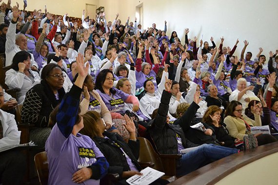 Funcionários do Hospital de Clínicas (HC) contratados pela Fundação da Universidade Federal do Paraná (Funpar) entraram em greve por tempo indeterminado; os trabalhadores representam um terço dos servidores do hospital e reclamam da recusa da administração da Funpar de negociar com a diretoria do sindicato o acordo coletivo de trabalho da categoria, com data-base no dia 1º de maio; o HC é o maior hospital público do Paraná e atende mais de 1 milhão de pessoas por ano