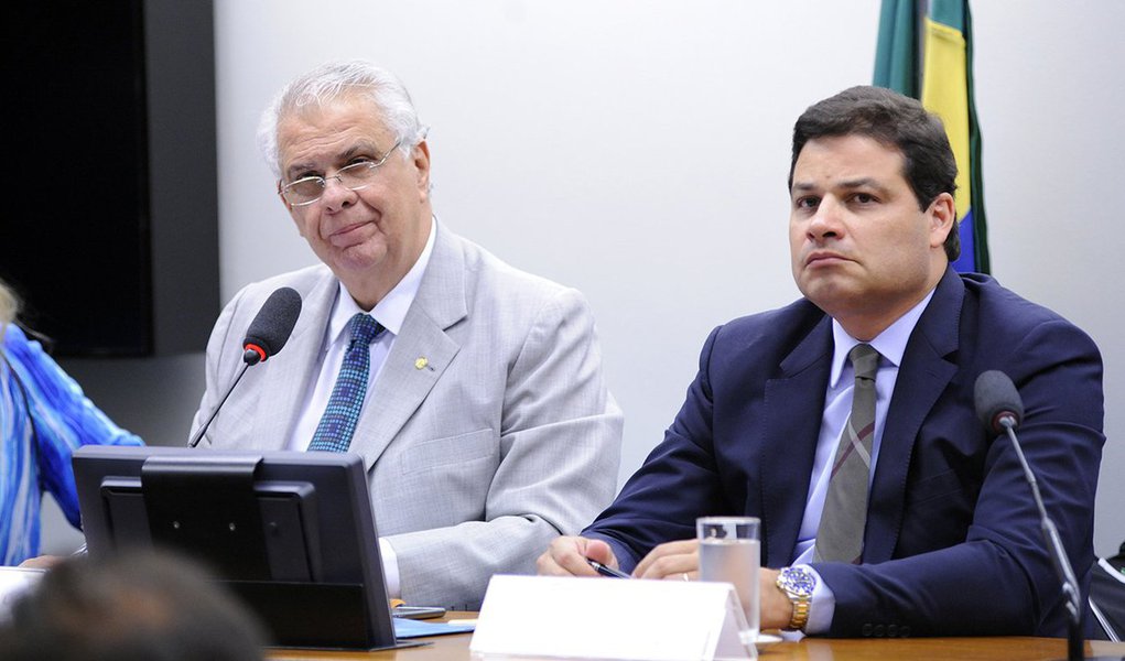 Presidente do Conselho de Ética da Câmara, José Carlos Araújo (PSD-BA), anunciou nesta quarta-feira, 17, que vai entrar com um mandado de Segurança no Supremo Tribunal Federal contra a decisão do 1º vice-presidente da Câmara, Waldir Maranhão (PP-MA), que fez regredir o processo contra o presidente da Câmara Eduardo Cunha (PMDB-RJ); "A medida visa assegurar a própria existência do conselho, que não pode ser calado em virtude do julgamento de um único processo contra quem quer que seja", declarou Araújo