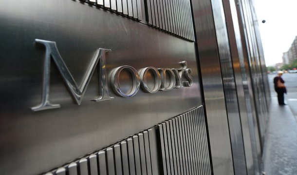 Agência de classificação de risco Moody's disse que a nomeação do ex-presidente Luiz Inácio Lula da Silva como ministro da Casa Civil indica uma mudança na prioridade do governo na direção da conveniência política em detrimento do ajuste fiscal; "A mudança ministerial aponta para uma mudança nas prioridades do governo no sentido da conveniência política à custa de prosseguir com a consolidação fiscal", disse a analista da Moody's Samar Maziad; agência rebaixou o rating do país em dois degraus e mudou a perspectiva da nota para negativa em fevereiro deste ano