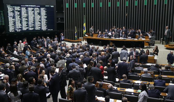 Todos os detentores de cargos, empregos ou funções públicas de direção ou eletivas, como senadores e deputados, não poderão aderir aos benefícios da Lei de Repatriação; Lei de Repatriação permite a declaração voluntária de recursos, bens ou direitos de origem lícita, não declarados ou declarados incorretamente, remetidos ou mantidos no exterior ou ainda repatriados por residentes ou domiciliados no país; medida atinge o Judiciário, Legislativo e Executivo e também é válida para os respectivos cônjuges e os parentes consanguíneos ou afins, até o segundo grau ou por adoção
