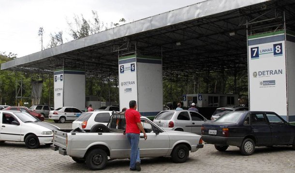 Funcionários de 15 postos do Detran entraram em greve em várias regiões do estado do Rio de Janeiro em consequência de salários atrasados; em municípios como Angra dos Reis, Volta Redonda, Resende e Nilópolis a entrega dos serviços de habilitação está paralisada; o Detran informou que o setor de habilitação é responsabilidade da empresa Prol, terceirizada