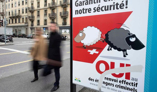 Maioria dos suíços rejeitaram em referendo popular, a iniciativa do partido União Democrática do Centro (SVP, na sigla em alemão) para uma expulsão automática de criminosos estrangeiros; cerca de 59% dos suíços rejeitaram a iniciativa que pretendia endurecer e tornar automático o processo de expulsão de estrangeiros que cometam delitos e infrações no território suíço