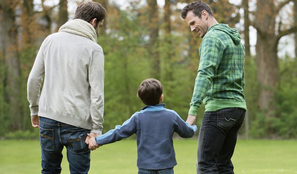 O Tribunal Constitucional da Colômbia decidiu que casais do mesmo sexo podem adotar crianças nas mesmas circunstâncias que os heterossexuais; "A orientação sexual ou o gênero de uma pessoa não é indicativo de falta de idoneidade moral, física ou mental para adotar", disse Maria Victoria Calle Correa, presidente do Tribunal Constitucional colombiano