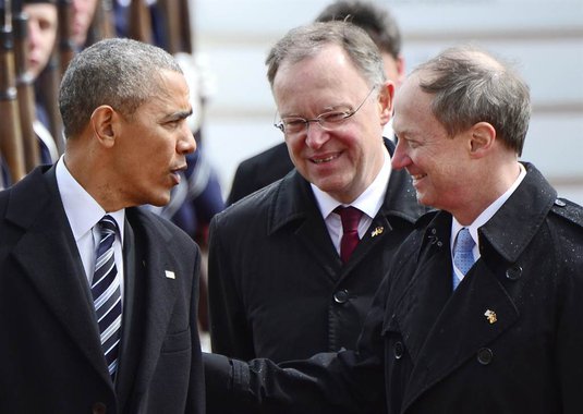 Os Estados Unidos e a União Europeia devem "prosseguir" as negociações sobre o acordo de livre-comércio, com o objetivo de concluí-las "até ao fim do ano", afirmou neste domingo o presidente norte-americano, Barack Obama, em visita à Alemanha; "Angela [Merkel] e eu estamos de acordo para afirmar que os Estados Unidos e a União Europeia [UE] precisam de prosseguir as negociações de um acordo comercial transatlântico", apesar das divergências e das críticas, declarou Barack Obama numa entrevista junto com a anfitriã alemã, na chegada a Hanôver