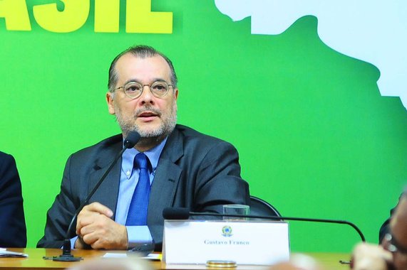 "Nada é incortável. Se o país não encarar isso de frente, vamos continuar num ambiente de paralisia, em que a inflação ou a dívida vão explodir. Chegamos à situação em que todos os itens do Orçamento são legítimos, só que isso soma algo acima da receita. Vai pegar programas sociais? Seguramente", diz Gustavo Franco, que presidiu o Banco Central durante o período em que o Brasil conviveu com as maiores taxas de juros de sua história