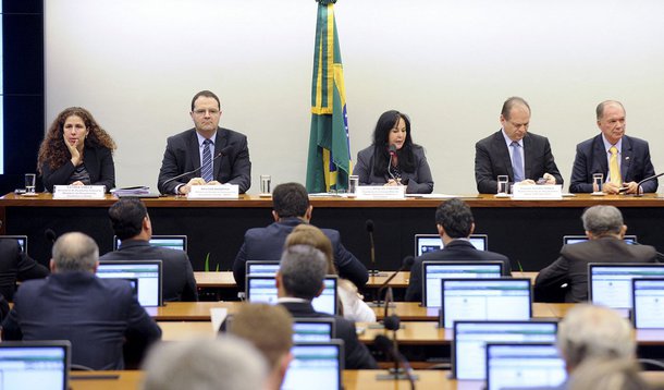 Comissão Mista de Orçamento (CMO) autorizou o governo a registrar um déficit primário de até R$ 117 bilhões em 2015 que, se confirmado, será o segundo déficit seguido do setor público; projeto de lei ainda precisará ser aprovado em sessão plenária no Congresso; segundo a presidente da Comissão, senadora Rose de Freitas (PMDB-ES), o governo pediu que a matéria entrasse na pauta da sessão conjunta desta terça; pauta é definida pelo presidente do Congresso, senador Renan Calheiros (PMDB-AL)