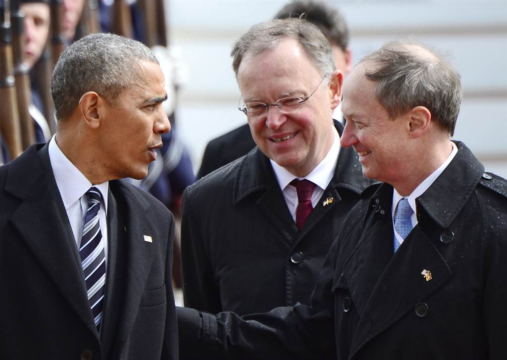 Os Estados Unidos e a União Europeia devem "prosseguir" as negociações sobre o acordo de livre-comércio, com o objetivo de concluí-las "até ao fim do ano", afirmou neste domingo o presidente norte-americano, Barack Obama, em visita à Alemanha; "Angela [Merkel] e eu estamos de acordo para afirmar que os Estados Unidos e a União Europeia [UE] precisam de prosseguir as negociações de um acordo comercial transatlântico", apesar das divergências e das críticas, declarou Barack Obama numa entrevista junto com a anfitriã alemã, na chegada a Hanôver