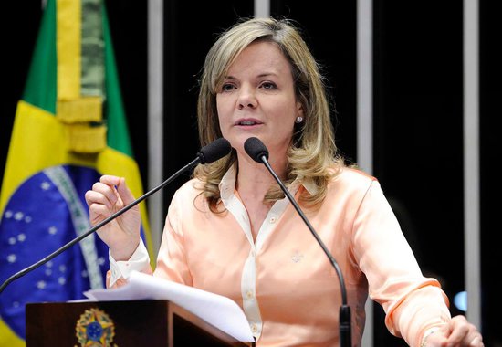 Senadora Gleisi Hoffmann, do PT do Paraná, confirma que a presidente Dilma Rousseff vai dizer que é vítima de golpe no discurso que fará na assembleia geral Organização das Nações Unidas, nesta sexta-feira (22), em Nova York; "Ela terá de dizer que é um golpe", afirma Gleisi em vídeo; assista