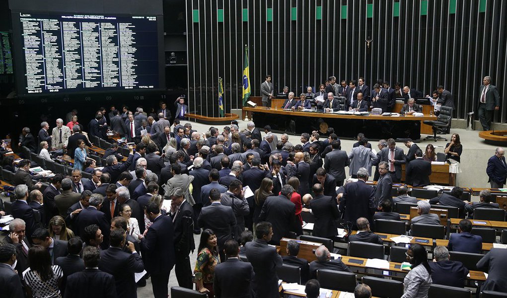Todos os detentores de cargos, empregos ou funções públicas de direção ou eletivas, como senadores e deputados, não poderão aderir aos benefícios da Lei de Repatriação; Lei de Repatriação permite a declaração voluntária de recursos, bens ou direitos de origem lícita, não declarados ou declarados incorretamente, remetidos ou mantidos no exterior ou ainda repatriados por residentes ou domiciliados no país; medida atinge o Judiciário, Legislativo e Executivo e também é válida para os respectivos cônjuges e os parentes consanguíneos ou afins, até o segundo grau ou por adoção