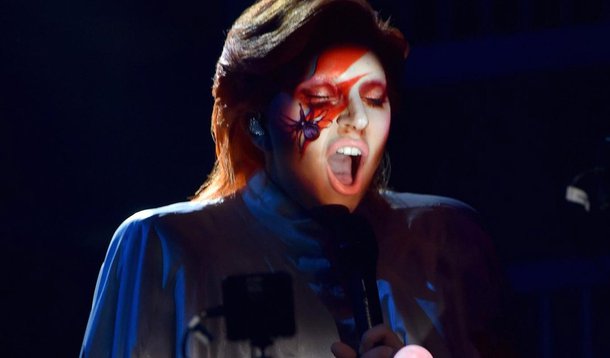 Cantora Lady Gaga usou o palco da cerimônia de entrega do prêmio Grammy para fazer uma homenagem psicodélica ao britânico David Bowie, visionário do rock que morreu de câncer em janeiro, com uma apresentação multimídia de canto e dança; gaga, que como Bowie é conhecida por sua constante reinvenção, imitou o visual andrógino de Bowie – cabelo laranja brilhante e um conjunto de macacão e jaqueta rico em detalhes; ela percorreu a carreira de meio século de Bowie com um medley que incluiu 10 de seus maiores sucessos – "Space Oddity", "Changes", "Ziggy Stardust", "Suffragette City", "Rebel Rebel", "Fashion", "Fame", "Under Pressure", "Let's Dance" e "Heroes"