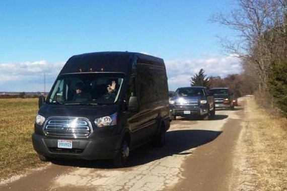Em pequenos comboios de veículos, russos partiram de dois refúgios rurais de férias nos arredores de Washington e da cidade de Nova York sem grande alarde nesta sexta-feira, depois da ordem para que se retirassem dada pelo presidente dos Estados Unidos, Barack Obama, que disse que os locais eram associados com espionagem; os russos receberam o prazo de até o meio-dia desta sexta-feira para desocupar as propriedades em Centreville, Maryland, e em Upper Brookville, em Long Island, no estado de Nova York