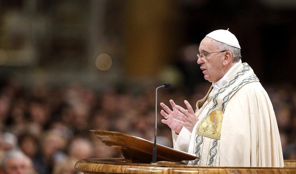 O papa Francisco declarou neste domingo (15) seu "profundo pesar" pelos atentados que ocorreram em Paris,  durante uma oração na praça São Pedro, no Vaticano; "Tanta barbárie nos deixa consternados e nos faz questionar como o coração dos homens pode idealizar e realizar atos tão horríveis, que assolam não somente a França mas o mundo inteiro", disse