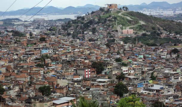 A informação é da Secretaria Municipal de Educação; os estudantes são de duas escolas da região do Complexo do Alemão; a secretaria informou que o conteúdo será reposto e que as unidades onde a ação se desdobrou não tiveram as atividades paralisadas; durante a ação policial, cerca de 300 agentes da Polícia Civil entraram em confronto com criminosos do Alemão; segundo a Polícia Civil, foram cumpridos seis mandados de prisão por associação para o tráfico contra bandidos que agiam no Complexo do Alemão