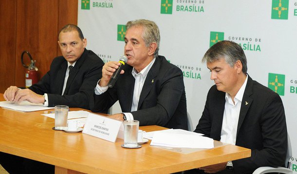 O governo do Distrito Federal (GDF) anunciou que estudantes das redes pública e particular interessados em ter acesso ao Passe Livre Estudantil deverão, a partir de 1º de março, se cadastrar no portal criado pelo governo de Brasília; o mesmo endereço, que estará ativo nessa data, receberá tanto o registro de quem já tem o cartão — que dá direito a 54 viagens mensais (quatro por dia) — quanto de novos alunos que desejam inclusão no sistema; foto: Diretor do DFTrans, Léo Carlos Cruz, secretário de Mobilidade, Marcos Dantas, e o chefe da Casa Civil, Sérgio Sampaio